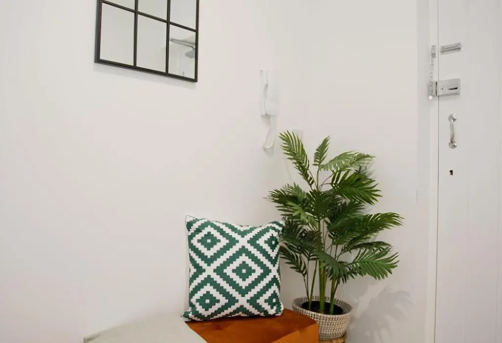 Stylish 2 Bedroom Apt - Parking - 5 Mins Walk To Beach-1