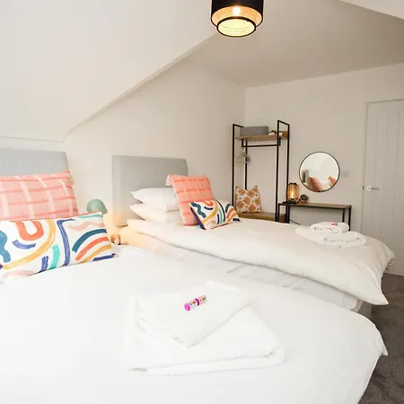 Stylish 2 Bedroom Apt - Parking - 5 Mins Walk To Beach-3