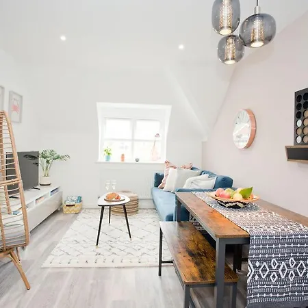 Stylish 2 Bedroom Apt - Parking - 5 Mins Walk To Beach-2